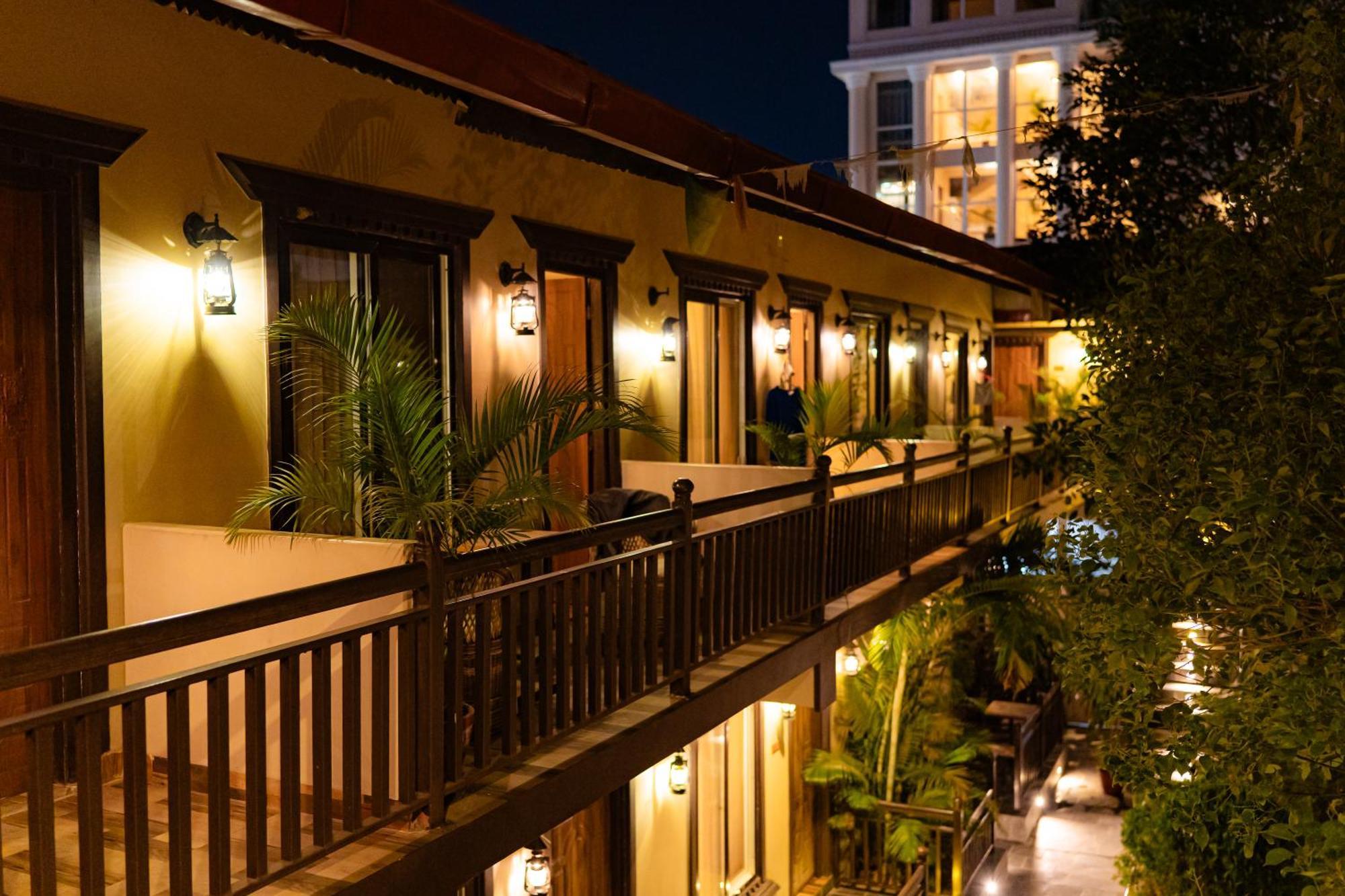 Busy Bee Resort, Pokhara Exterior foto