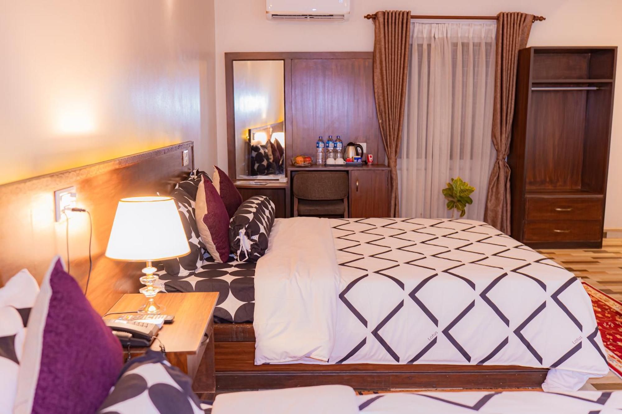 Busy Bee Resort, Pokhara Exterior foto