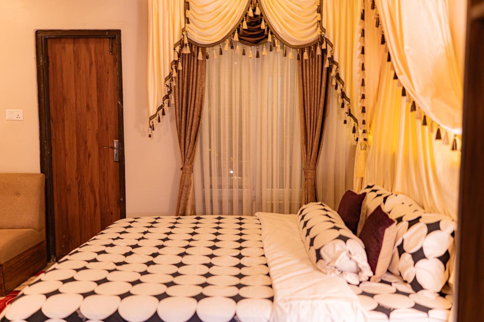 Busy Bee Resort, Pokhara Exterior foto