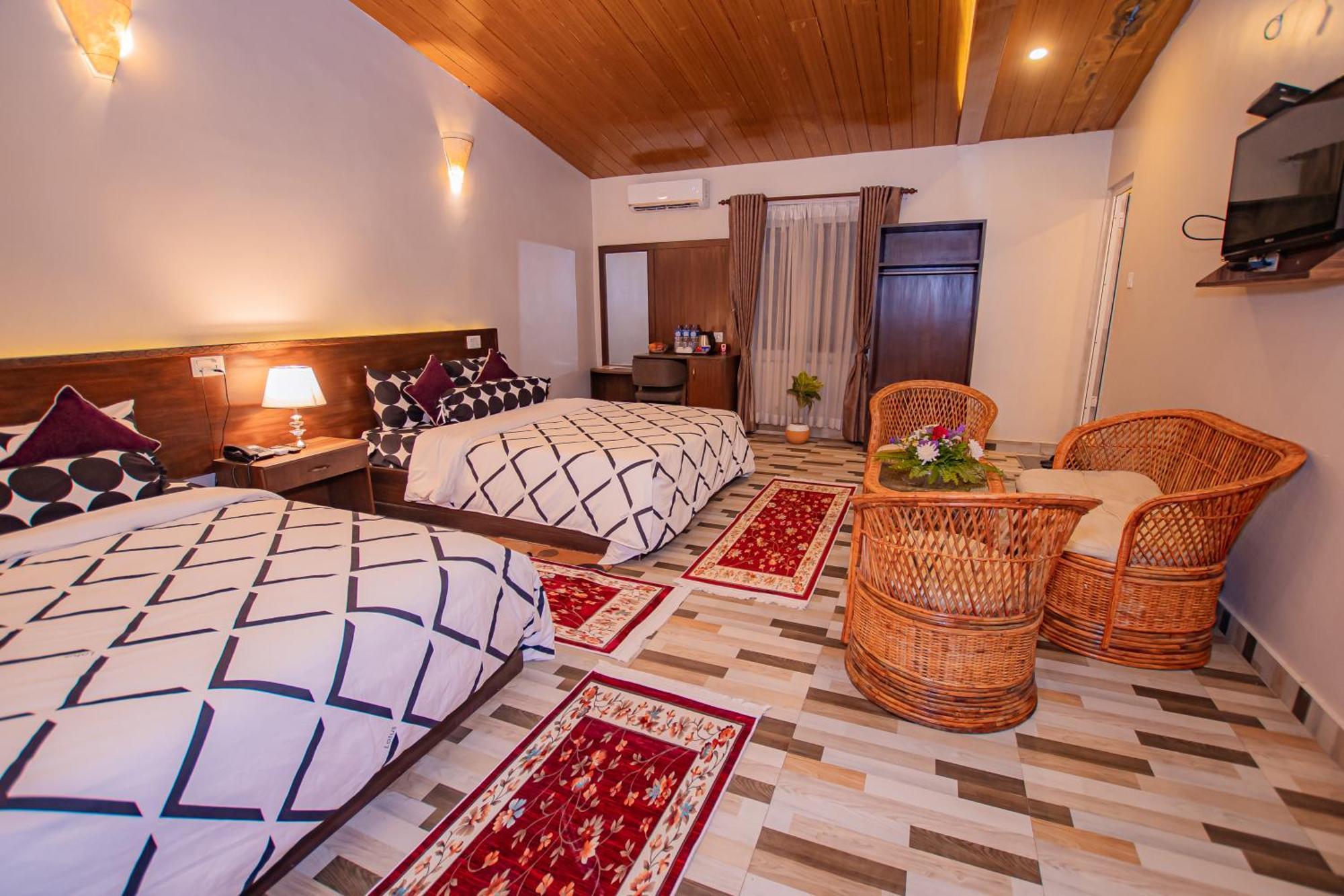 Busy Bee Resort, Pokhara Exterior foto