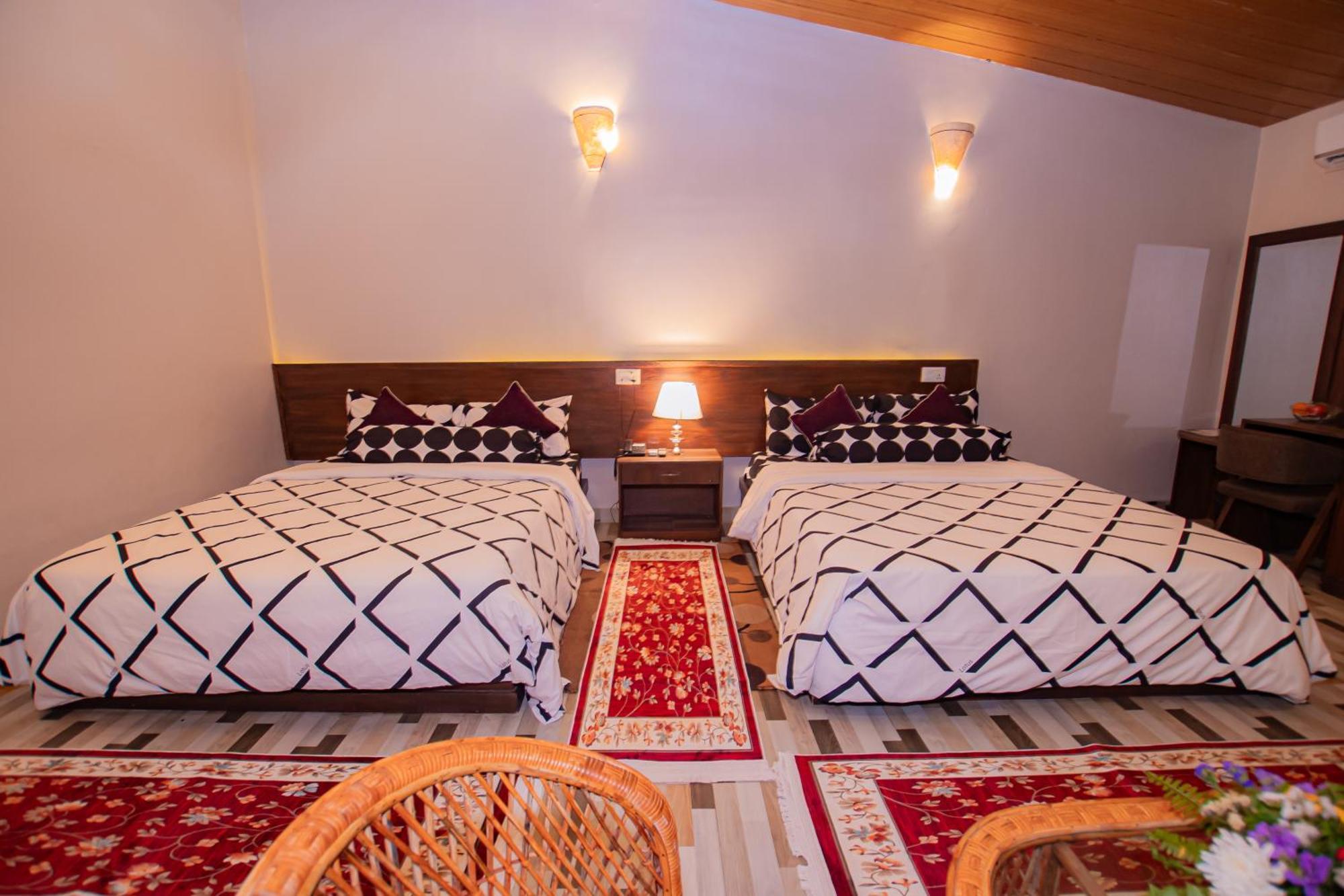 Busy Bee Resort, Pokhara Exterior foto