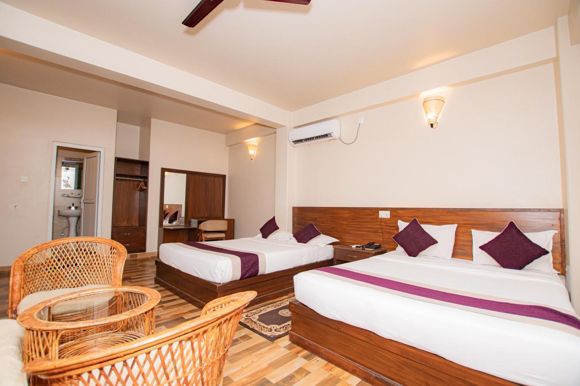 Busy Bee Resort, Pokhara Exterior foto