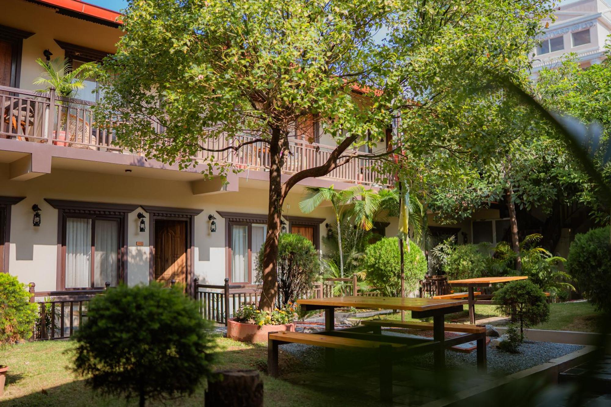 Busy Bee Resort, Pokhara Exterior foto