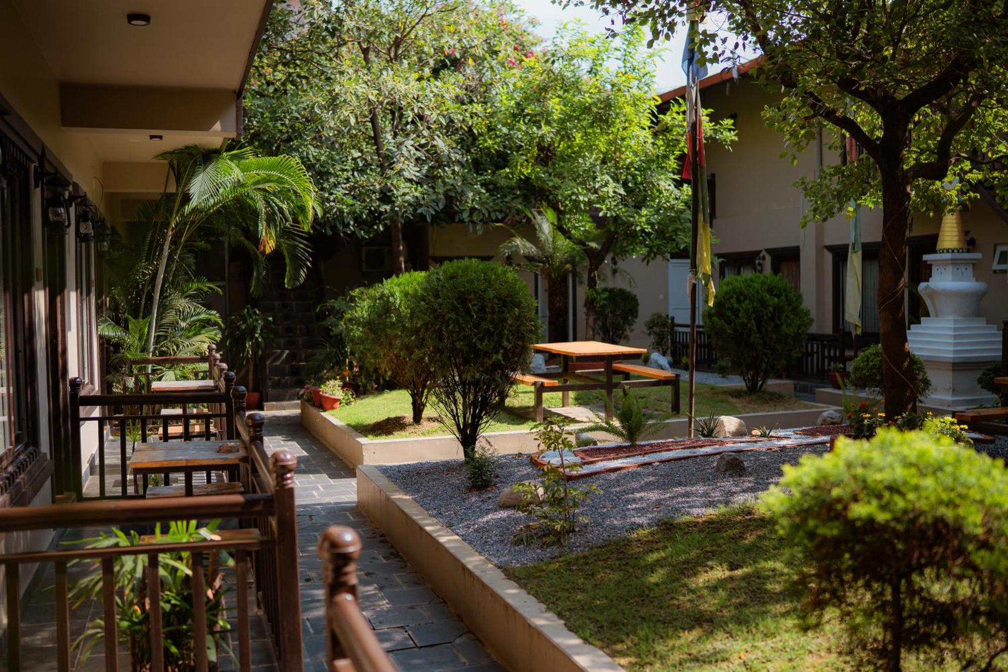 Busy Bee Resort, Pokhara Exterior foto