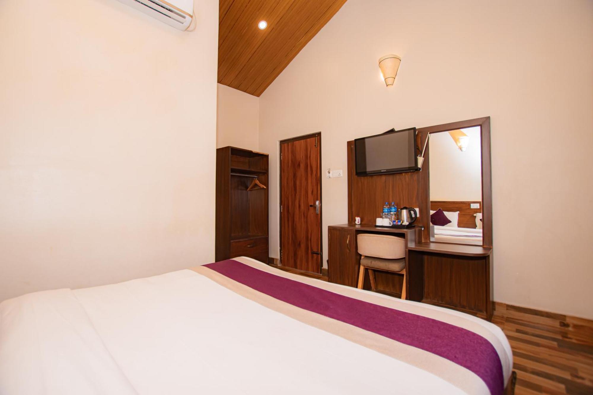 Busy Bee Resort, Pokhara Exterior foto