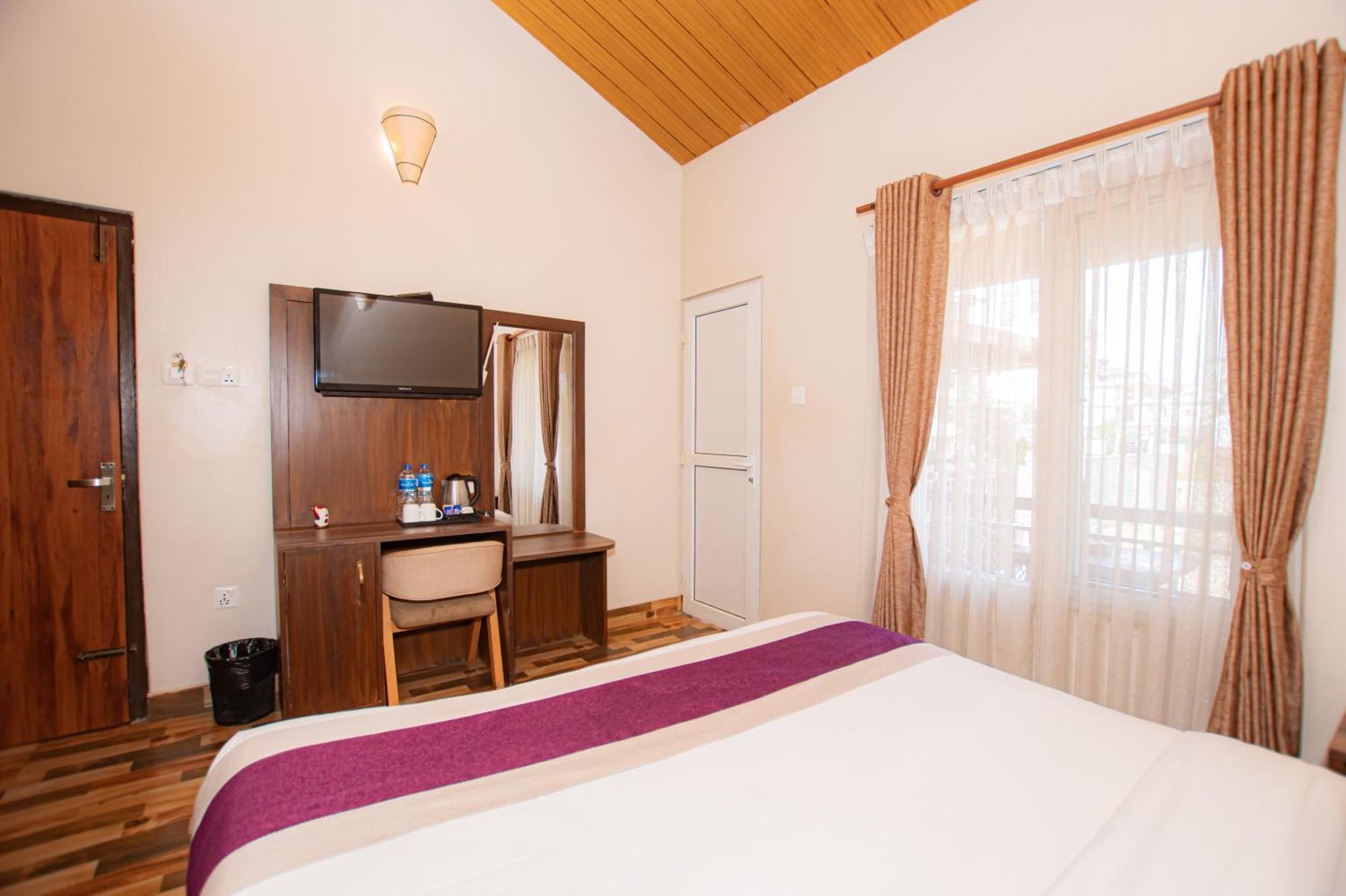 Busy Bee Resort, Pokhara Exterior foto
