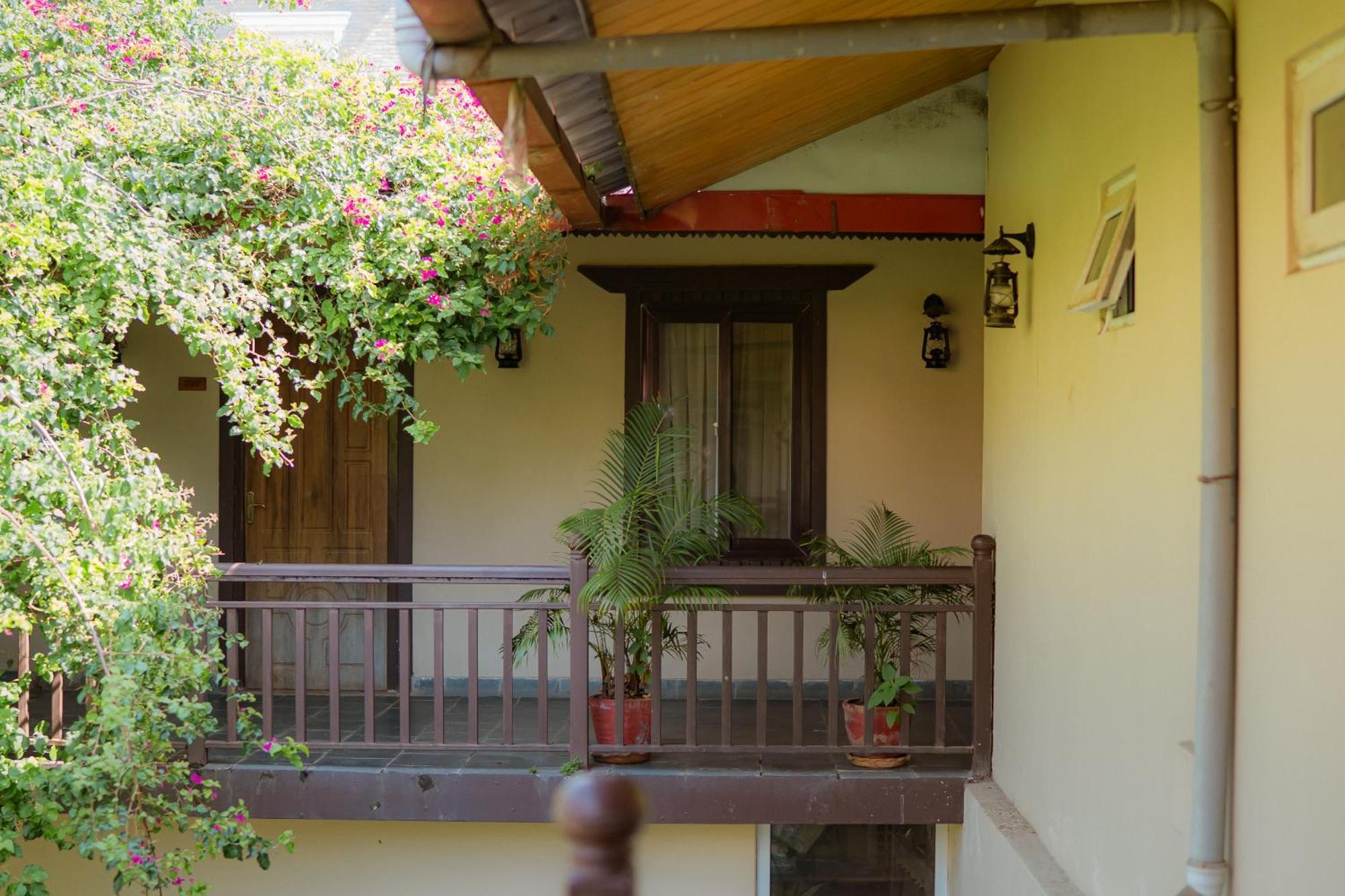 Busy Bee Resort, Pokhara Exterior foto
